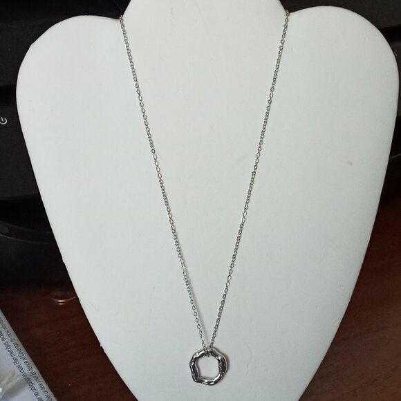 NEVAEH circle neckalce tarnish-free, waterproof, and heatproof New in pouch - Picture 4 of 6